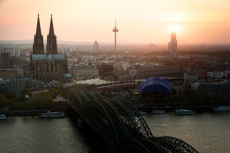 Image de Cologne avec la cathédrale de Cologne avec le Rhin et Hoh image libre de droits Image de Cologne avec la cathédrale de Cologne avec le Rhin et Hoh image libre de droits