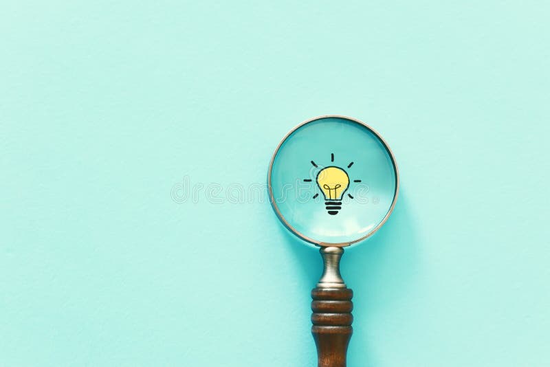 Image de concept d'affaires Loupe et lampe Trouvant la meilleures idée et inspiration notamment image libre de droits Image de concept d'affaires Loupe et lampe Trouvant la meilleures idée et inspiration notamment image libre de droits