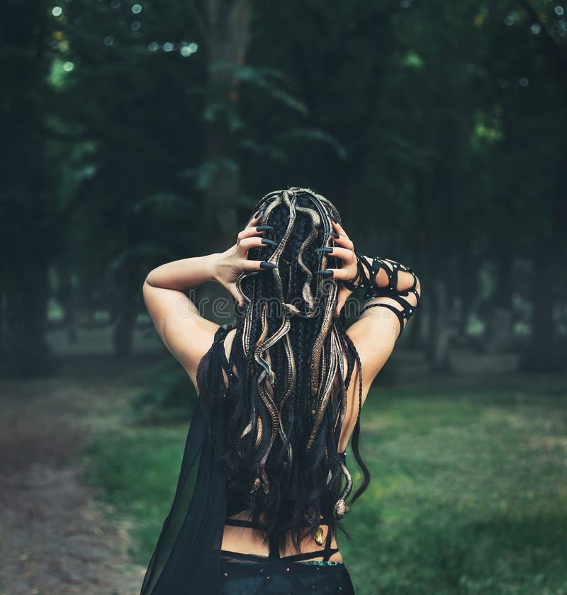 Image de Gorgon Medusa, des cheveux de tresse et des serpents d'or, portrait en gros plan du dos sans visage Une femme montre photos libres de droits Image de Gorgon Medusa, des cheveux de tresse et des serpents d'or, portrait en gros plan du dos sans visage Une femme montre photos libres de droits