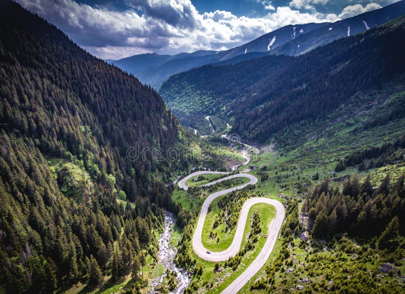 Image de HDR de vue aérienne de route d'enroulement de Transfagarasan Roumanie photographie stock libre de droits Image de HDR de vue aérienne de route d'enroulement de Transfagarasan Roumanie photographie stock libre de droits