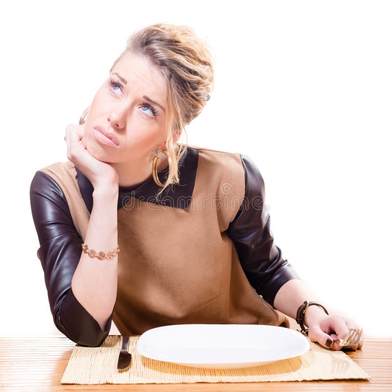 image de la belle jeune femme blonde attirante tenant la fourchette dans sa main recherchant, plat vide d'isolement sur le fond bl images stock image de la belle jeune femme blonde attirante tenant la fourchette dans sa main recherchant, plat vide d'isolement sur le fond bl images stock