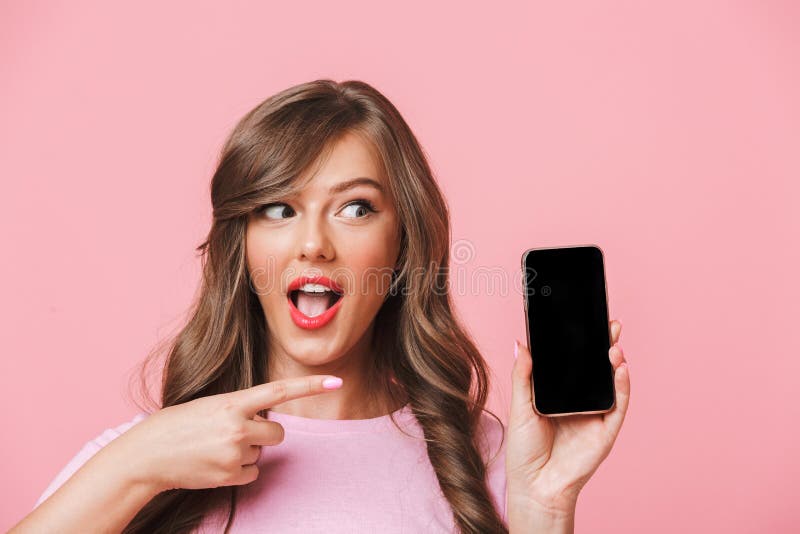Image de la femme européenne ayant de belles serrures brunes tenant le cel photo stock Image de la femme européenne ayant de belles serrures brunes tenant le cel photo stock