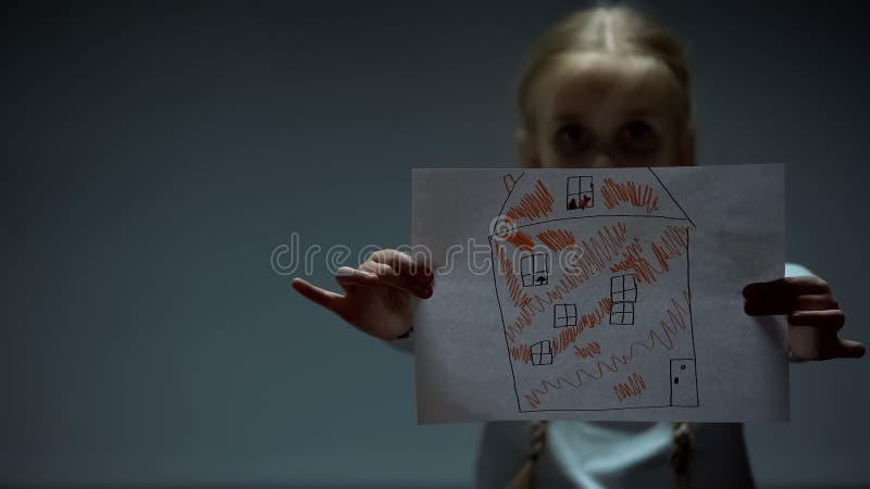 Image de maison d'apparence de fille dans la cam?ra, les besoins orphelins d'enfant ? la maison et la famille photos stock Image de maison d'apparence de fille dans la cam?ra, les besoins orphelins d'enfant ? la maison et la famille photos stock