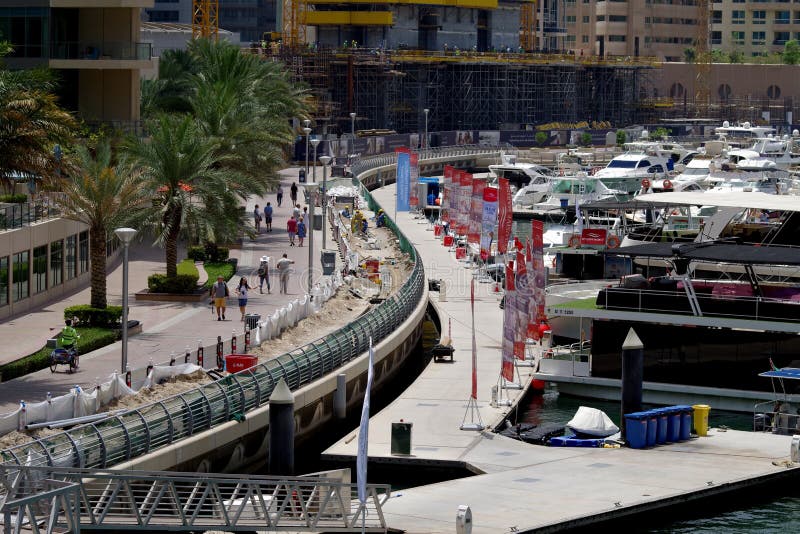 Image de nombreux travaux en cours pour enterrer les câbles électriques requis pour actionner les jetées dans la marina de Dubaï photo libre de droits Image de nombreux travaux en cours pour enterrer les câbles électriques requis pour actionner les jetées dans la marina de Dubaï photo libre de droits