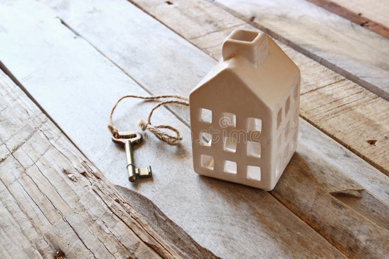 Image de petite maison miniature et vieille clé au-dessus de table en bois rustique photographie stock Image de petite maison miniature et vieille clé au-dessus de table en bois rustique photographie stock