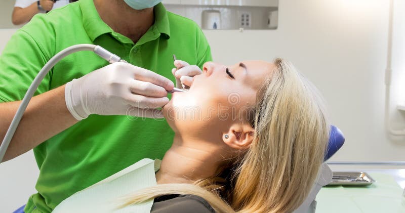 Dentiste Enlever Les Bandes De Caoutchouc Des Accolades Du Patient. Photo  stock - Image du bouche, dentaire: 229553298