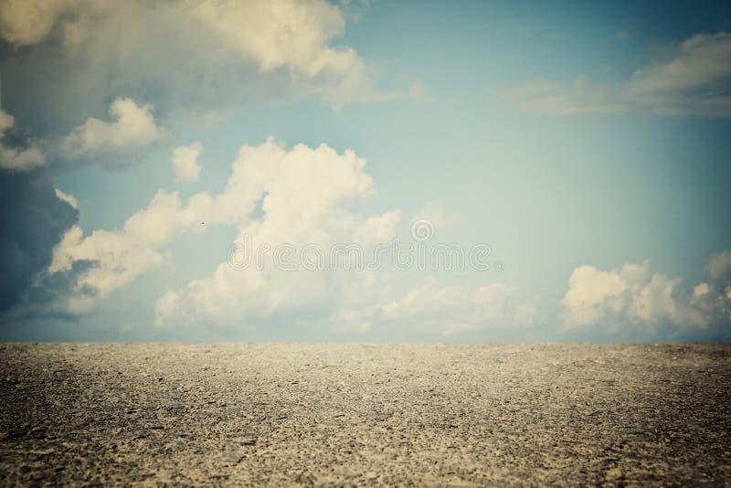Image de route goudronnée et de ciel bleu d'espace libre avec des nuages à l'horizon