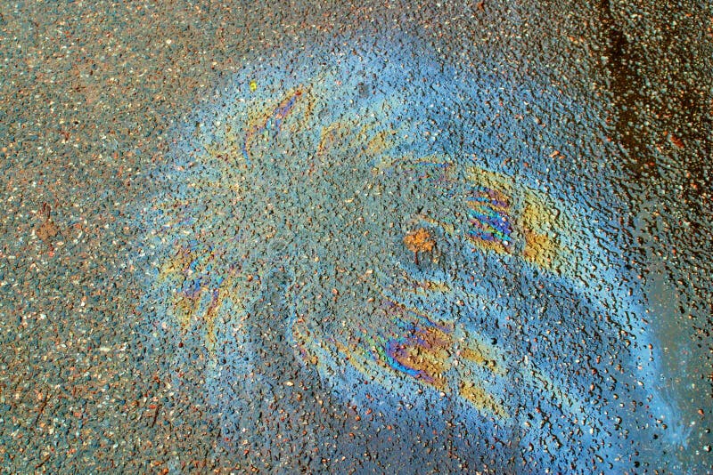 Image de tache d'essence d'arc-en-ciel sur l'asphalte sous forme de méduses image stock Image de tache d'essence d'arc-en-ciel sur l'asphalte sous forme de méduses image stock