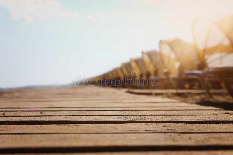 Image de vacances de plate-forme en bois aux chaises de plage tropicales sous des parapluies Voyage d'?t? et concept de vacances photographie stock libre de droits Image de vacances de plate-forme en bois aux chaises de plage tropicales sous des parapluies Voyage d'?t? et concept de vacances photographie stock libre de droits