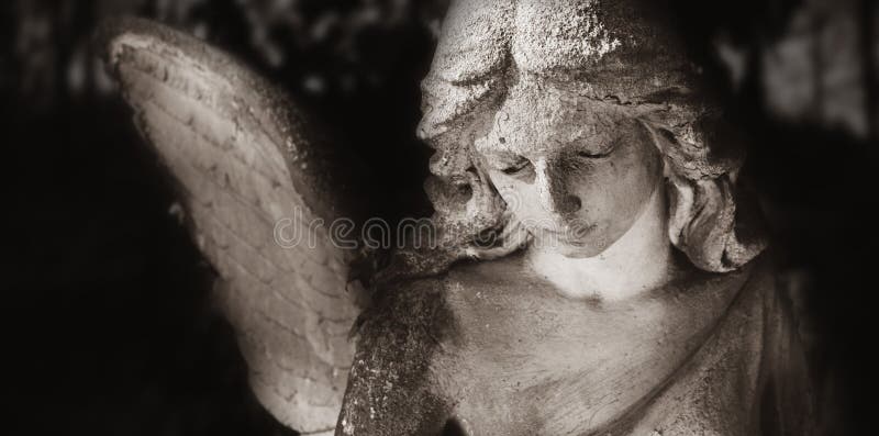 Image de vintage d'un ange triste sur un cimetière contre le backgroun photographie stock libre de droits Image de vintage d'un ange triste sur un cimetière contre le backgroun photographie stock libre de droits