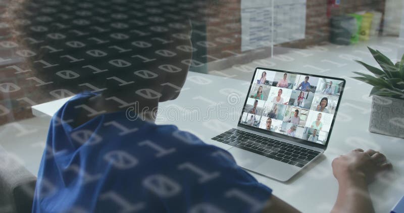 Image der binären Codierung über verschiedene Geschäftsleute mit Bildaufruf lizenzfreies stockbild