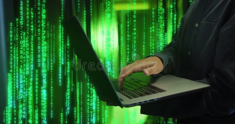 Image der binären Kodierung gegenüber einem kaukasischen männlichen Arbeiter, der das Notebook im Serverraum verwendet lizenzfreie stockfotos
