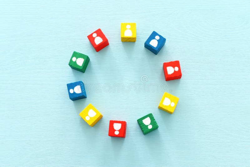 Image des blocs colorés avec des icônes de personnes au-dessus des ressources humaines de la table en bois et de la notion de gestion.
