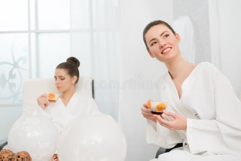 Image des filles assez jeunes détendant dans le salon de station thermale image stock Image des filles assez jeunes détendant dans le salon de station thermale image stock