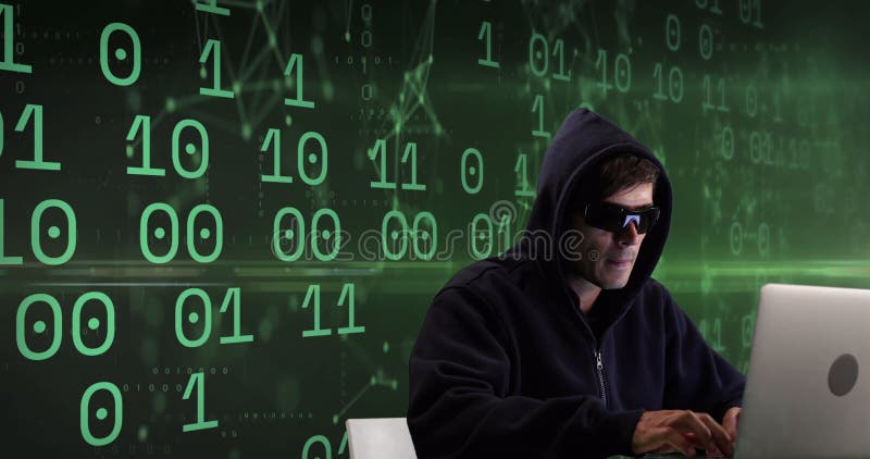 Image des kaukasischen männlichen Hackers über Binärkode auf grünem Hintergrund lizenzfreie stockfotografie