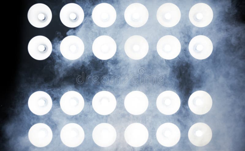 Image des projecteurs puissants sur une étape photos stock Image des projecteurs puissants sur une étape photos stock
