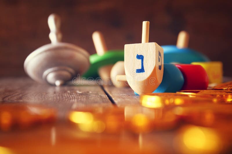 Image des vacances juives Hanoucca avec les dreidels en bois image stock Image des vacances juives Hanoucca avec les dreidels en bois image stock