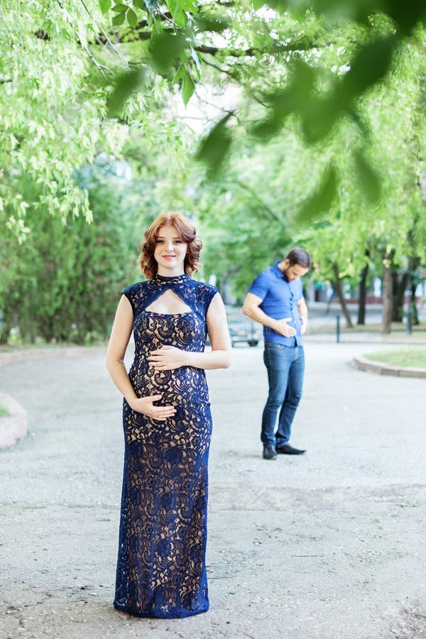 Image drôle Femme enceinte heureuse avec le mari se tenant ensemble photographie stock libre de droits