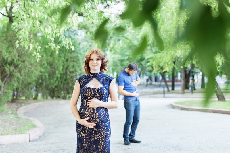 Image drôle Femme enceinte heureuse avec le mari se tenant ensemble image stock