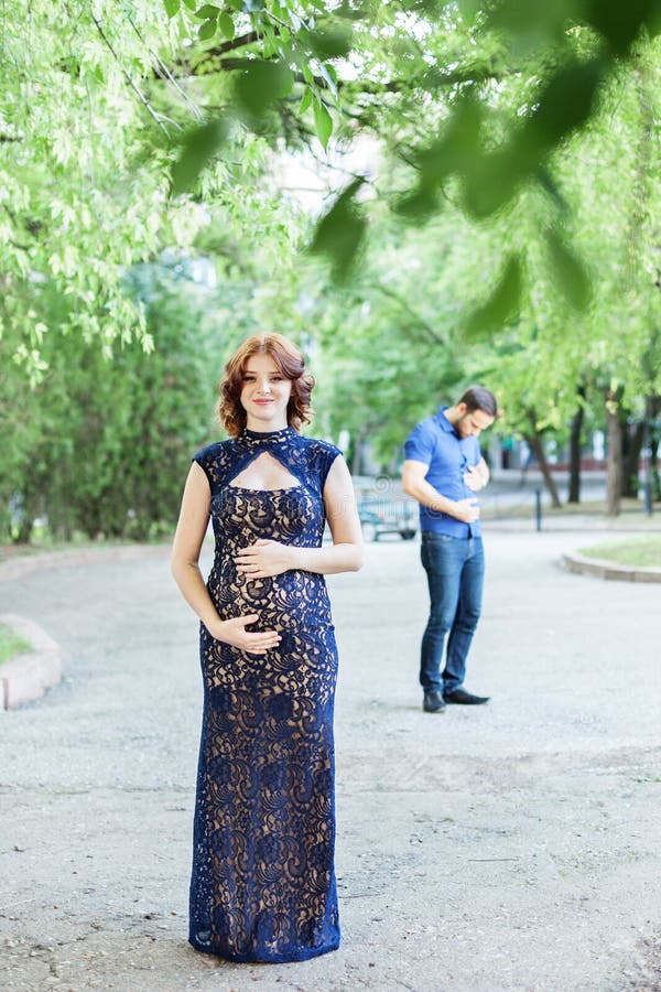 Image drôle Femme enceinte heureuse avec le mari se tenant ensemble photographie stock libre de droits