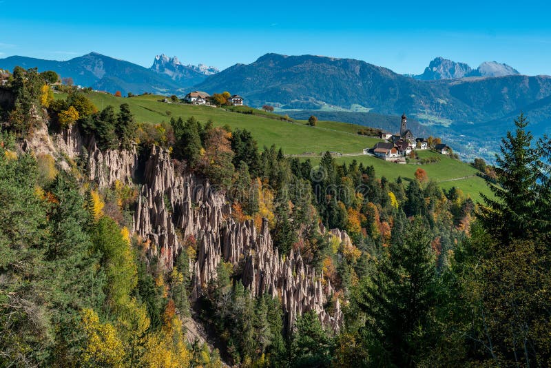 Image détaillée des célèbres pyramides de terre près de Ritten dans le Tyrol du Sud images libres de droits