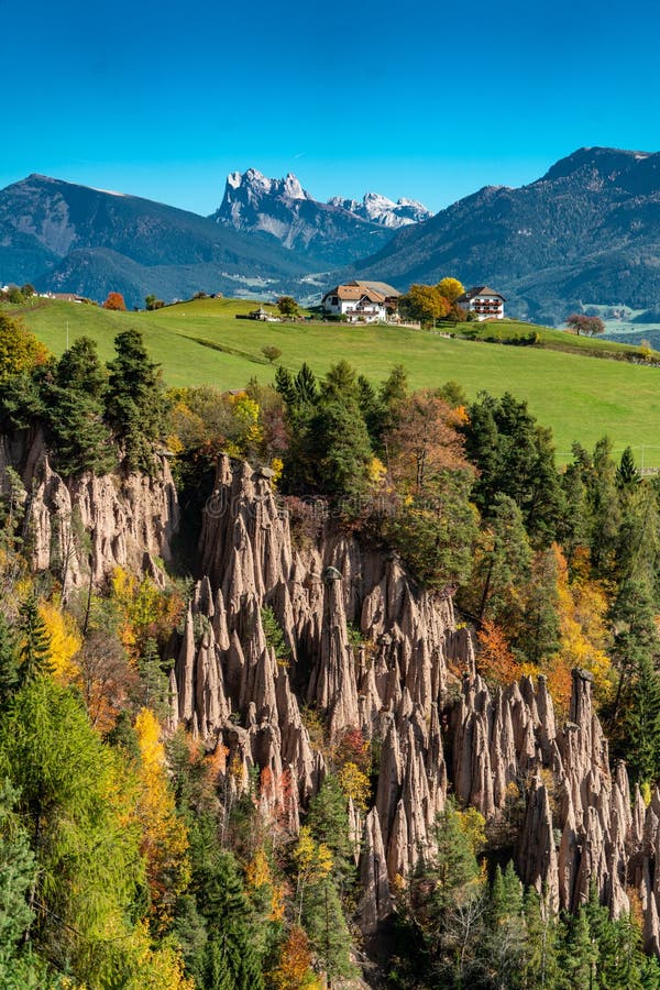 Image détaillée des célèbres pyramides de terre près de Ritten dans le Tyrol du Sud image stock
