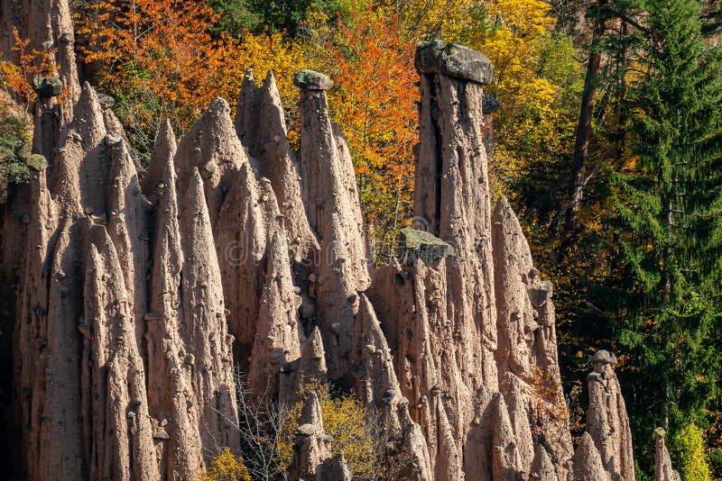 Image détaillée des célèbres pyramides de terre près de Ritten dans le Tyrol du Sud image stock