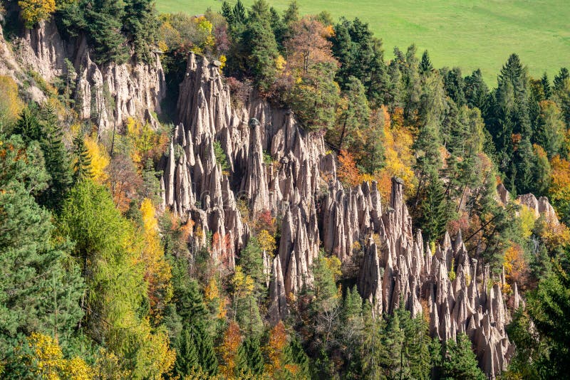 Image détaillée des célèbres pyramides de terre près de Ritten dans le Tyrol du Sud images stock