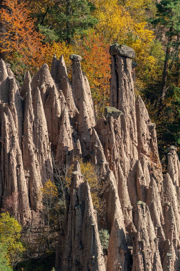 Image détaillée des célèbres pyramides de terre près de Ritten dans le Tyrol du Sud photographie stock libre de droits