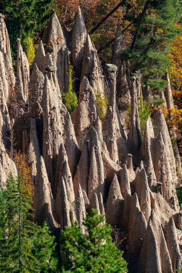 Image détaillée des célèbres pyramides de terre près de Ritten dans le Tyrol du Sud images libres de droits