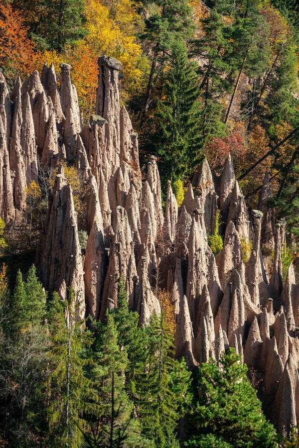 Image détaillée des célèbres pyramides de terre près de Ritten dans le Tyrol du Sud images stock