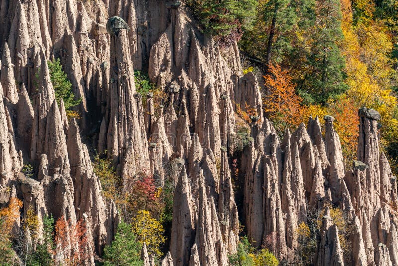 Image détaillée des célèbres pyramides de terre près de Ritten dans le Tyrol du Sud photos stock