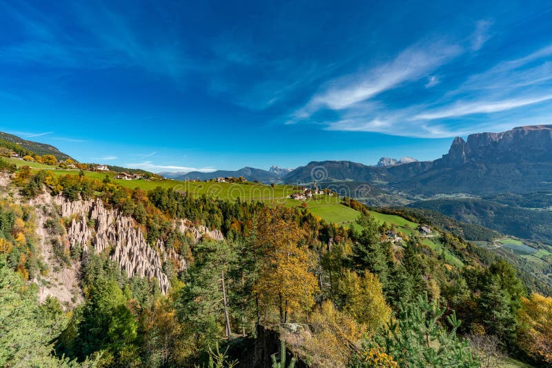 Image détaillée des célèbres pyramides de terre près de Ritten dans le Tyrol du Sud photos stock