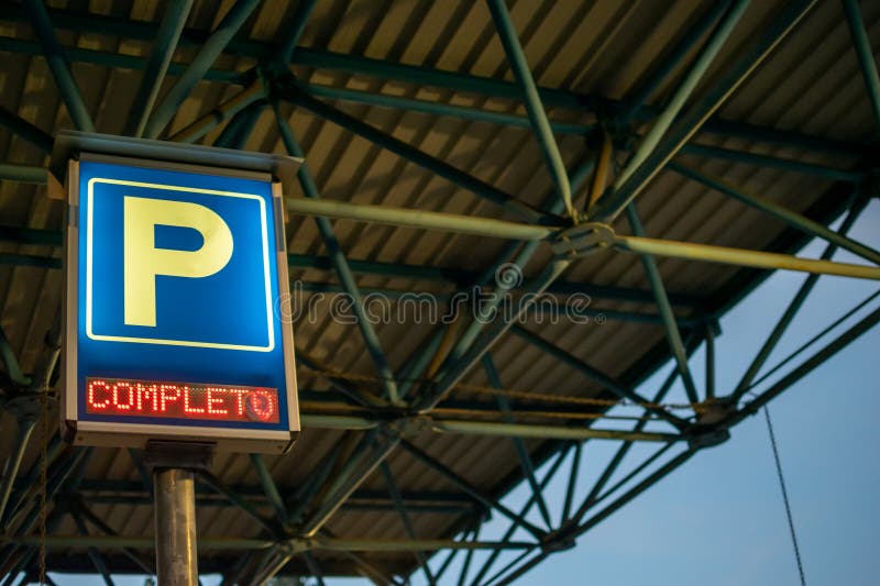 Electronic Light Sign of Complete Parking at Entrance of Mall or