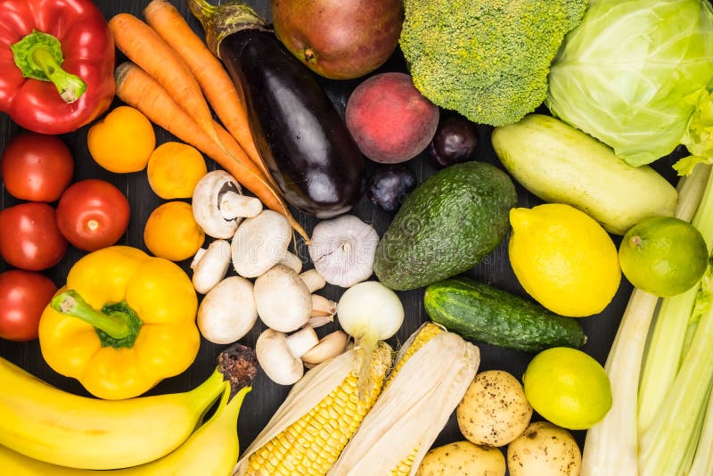 Image en gros plan de vue supérieure des légumes et du fruit organiques frais L