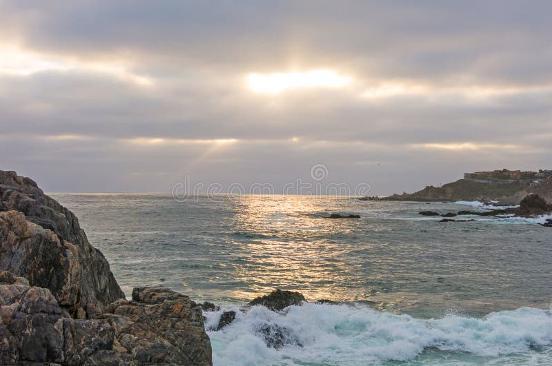Image générale de la côte de l'océan pacifique de la ville de touristes de las cruces sur la côte chilienne