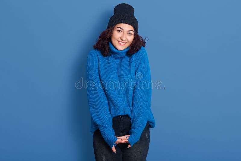 Image horizontale du modèle agréable positif gay traversant les mains en regardant directement la caméra souriant sincèrement ayan photos stock