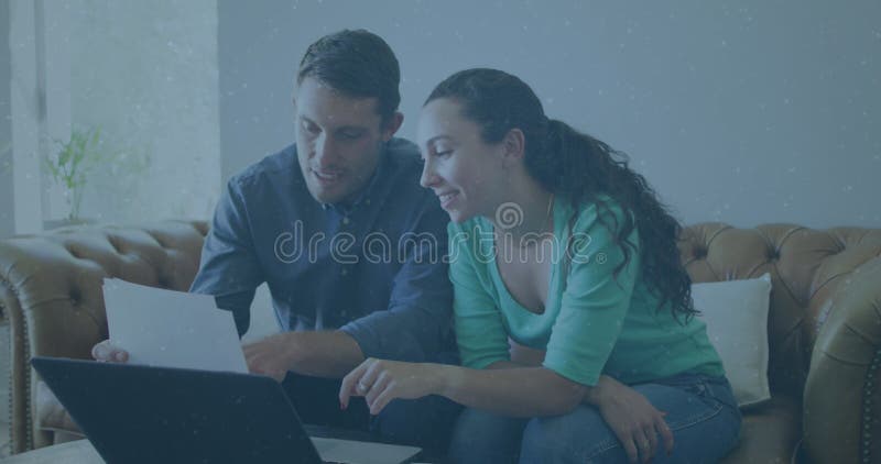 Imagine a pictogramelor cu un număr în creștere față de cuplul caucazian, utilizând un laptop stock images