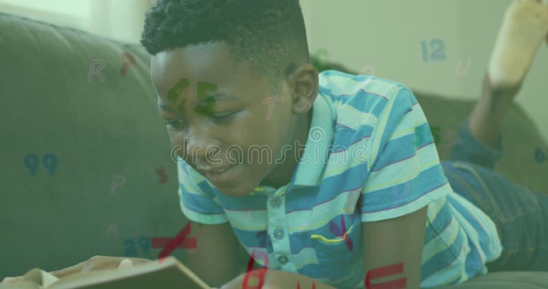 Imagine a literelor și numerelor unui băiat american african care citește royalty free stock images