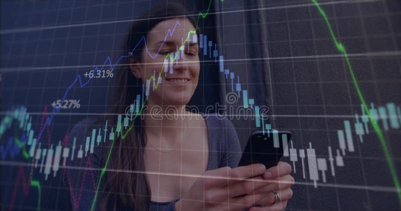 Imagine a graficelor multiple și a numărului în schimbare de femei caucaziene care stau și folosesc smartphone stock photography