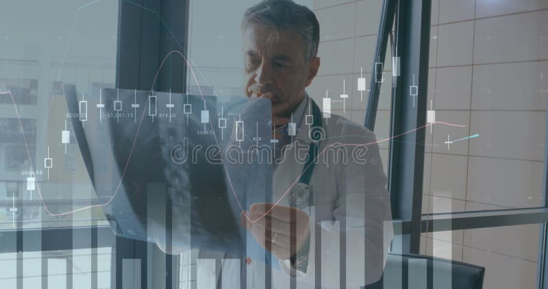 Imagine a graficelor multiple cu schimbarea numerelor peste un medic caucazian examinând xray al pacientului stock photography