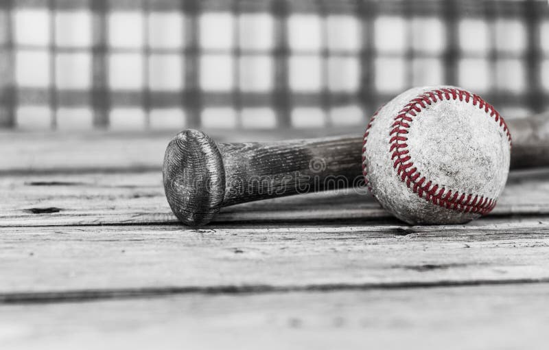 Image noire et blanche d'un base-ball et d'une batte sur la surface en bois image stock Image noire et blanche d'un base-ball et d'une batte sur la surface en bois image stock