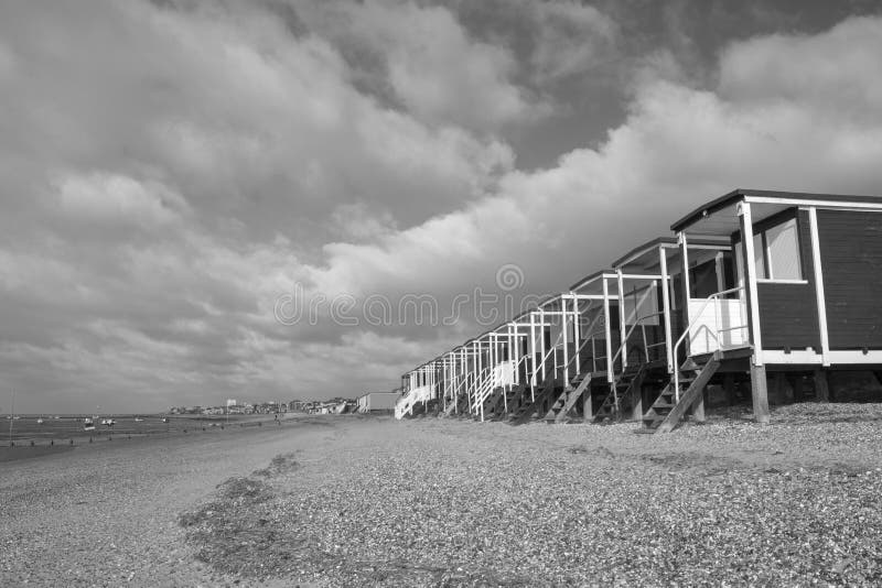 Image noire et blanche des huttes de plage chez Thorpe Bay, Essex, Angleterre photo libre de droits Image noire et blanche des huttes de plage chez Thorpe Bay, Essex, Angleterre photo libre de droits
