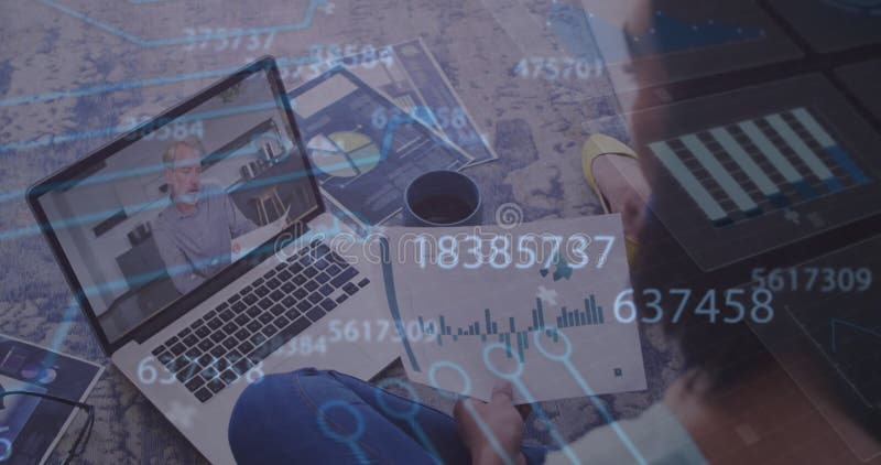 Imagine a numerelor și graficelor cu vedere generală a diverșilor colegi care discută rapoarte privind apelul de imagini stock image
