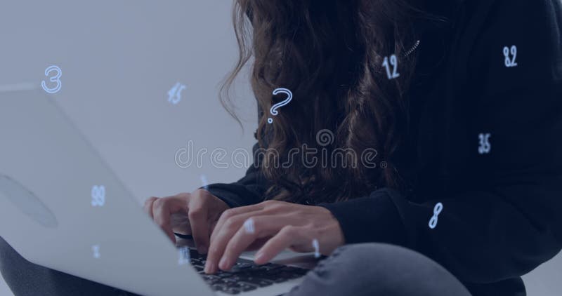 Imagine a numerelor peste hackerul caucazian cu ajutorul calculatorului stock photography