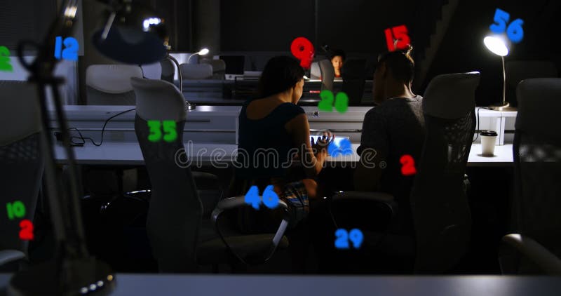Imagine a procesării numerelor asupra diverșilor oameni de afaceri din birouri royalty free stock image