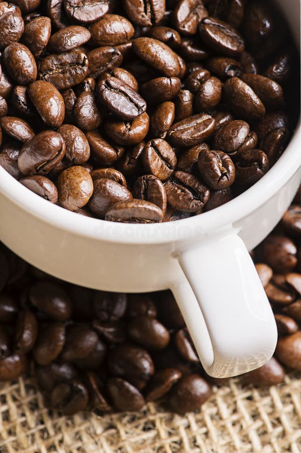 Image par tasse de grains de café photographie stock Image par tasse de grains de café photographie stock