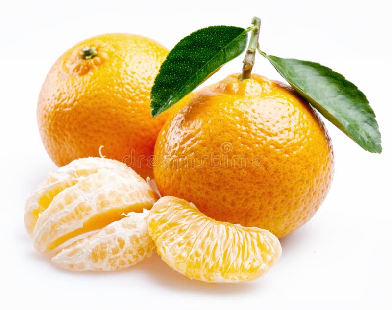 Image of a ripe tangerine with leaves