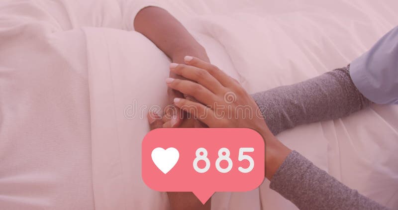 Imagine a bulei de vorbire cu pictograma inimii și numărul de telefon al femeii care ține în mână pacienții stock photo