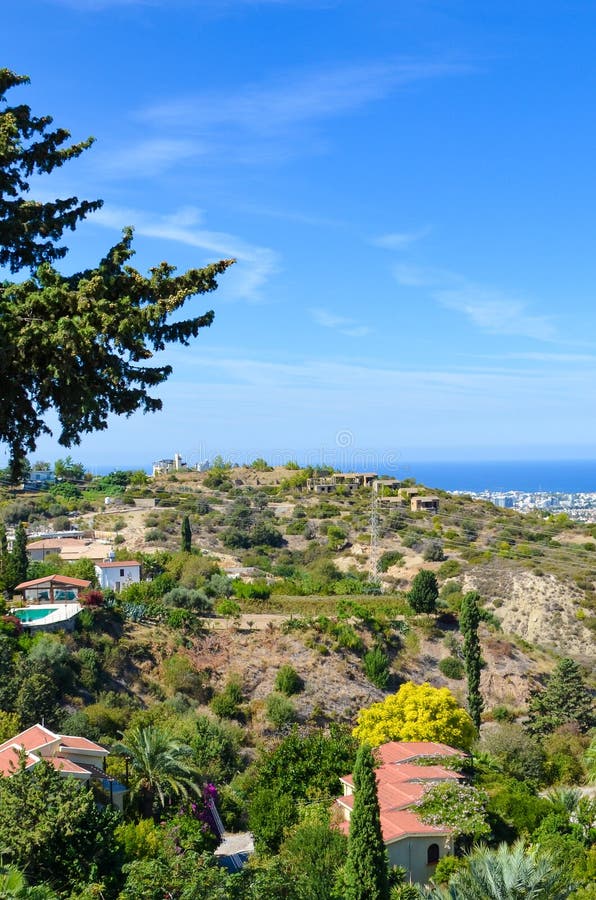 Image verticale de stupéfier le paysage côtier dans la région de Kyrenia, Chypre du nord Maisons rurales entourées par les arbres images stock Image verticale de stupéfier le paysage côtier dans la région de Kyrenia, Chypre du nord Maisons rurales entourées par les arbres images stock